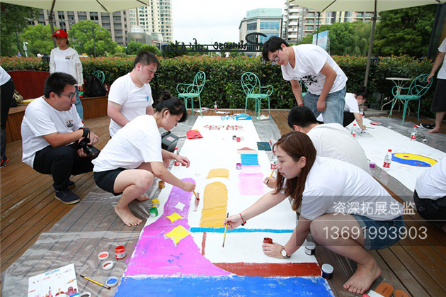 学员在共同绘制蓝图