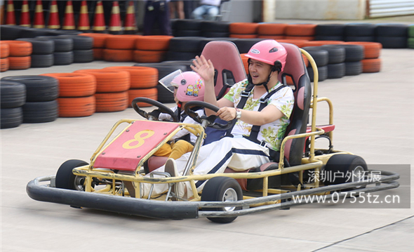 企业员工在体验深圳拓展培训中的卡丁车