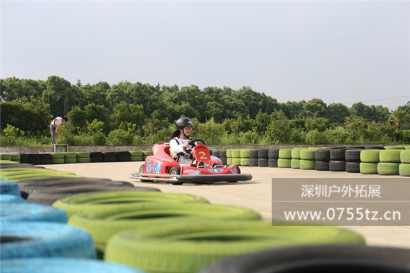 员工很开心的体验深圳拓展卡丁车项目