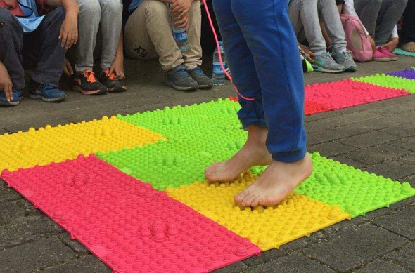 深圳拓展训练指压板拓展项目