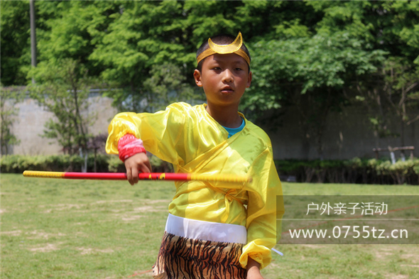企业员工小孩在表演孙悟空