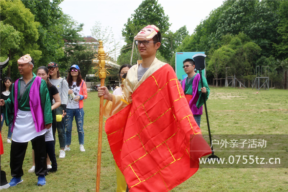 孩子家长在深圳拓展培训中饰演唐僧