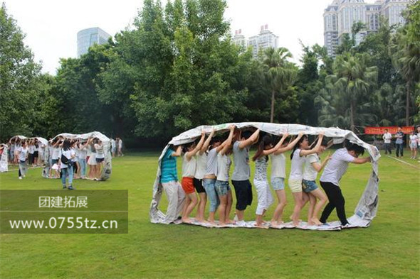 公司员工在体验无敌风火轮拓展项目