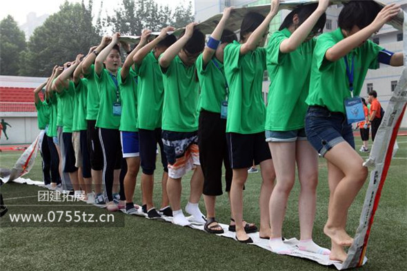 青少年在体验无敌风火轮拓展项目