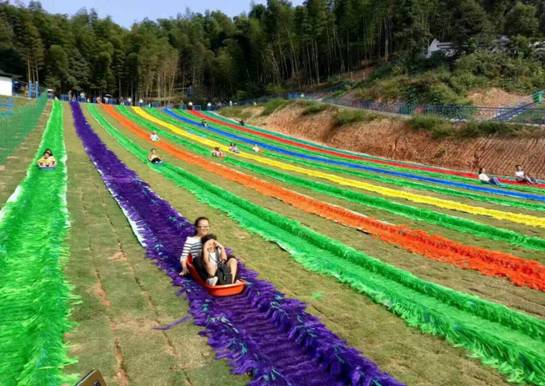 深圳亲子拓展活动项目:彩色滑草场