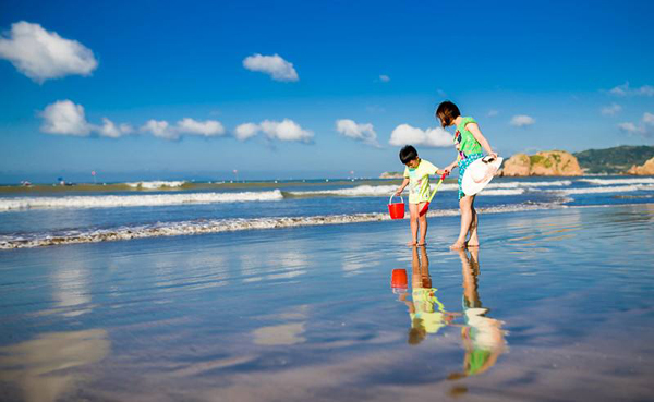 家长和孩子在沙滩玩耍
