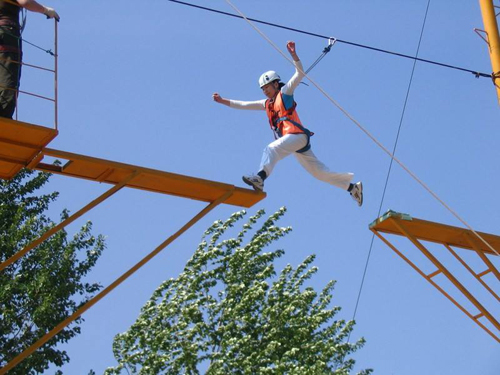 学员在参加深圳拓展训练高空挑战