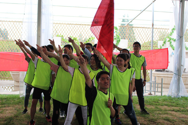 深圳拓展新员工在进行团队展示