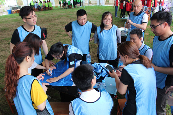 深圳拓展新员工在讨论团队组建