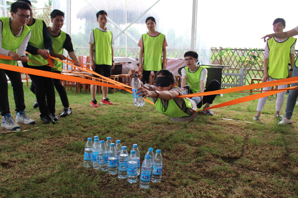 深圳拓展新员工在体验拓展项目“雷区取水”