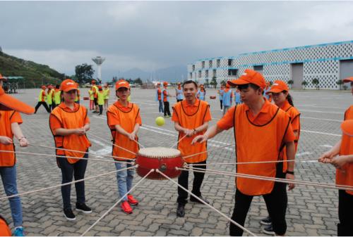 学员在七星湾拓展基地进行动感巅球项目