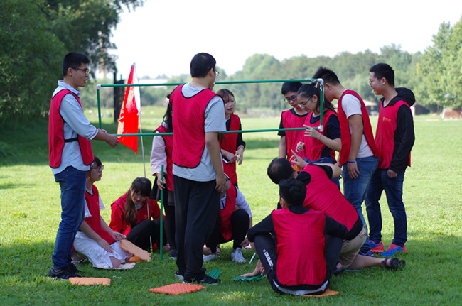 深圳拓展训练的学员们在讨论怎样制作呼吸机