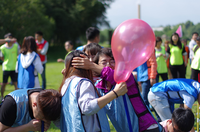深圳拓展训练团队的配合成功制作呼吸机