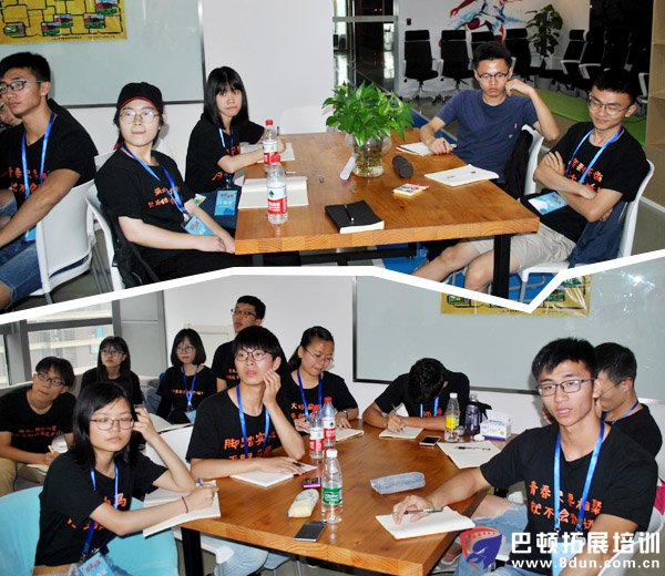 学生在体验沙漠掘金