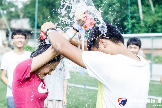 夏日泼水活动
